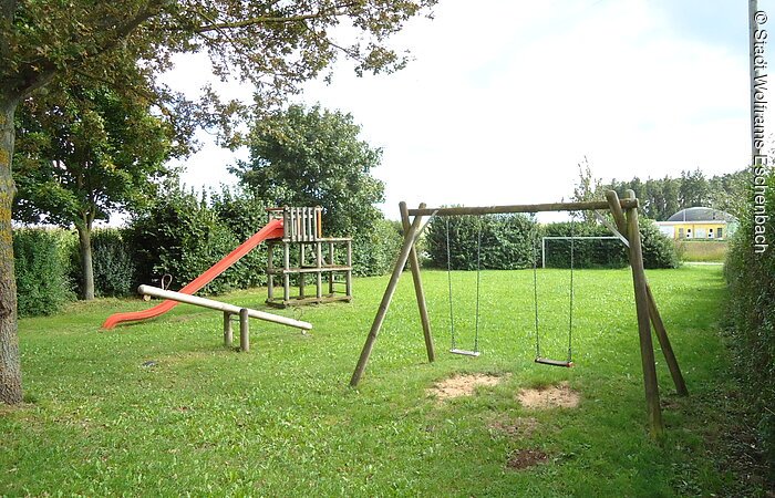 mit Fußballtor und Schaukel