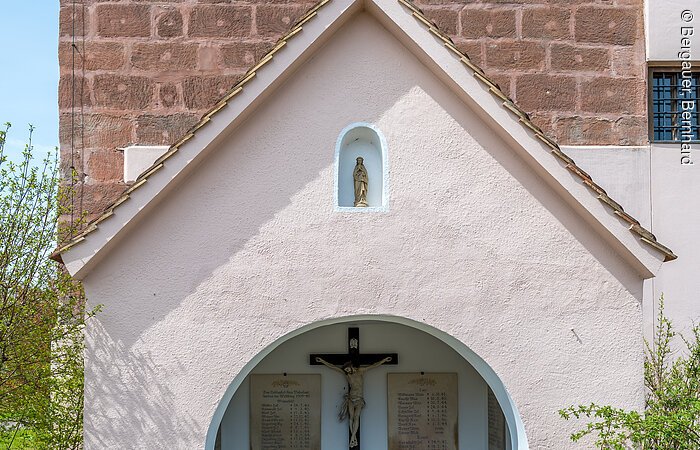 Ansicht Ostseite mit Kriegerdenkmal