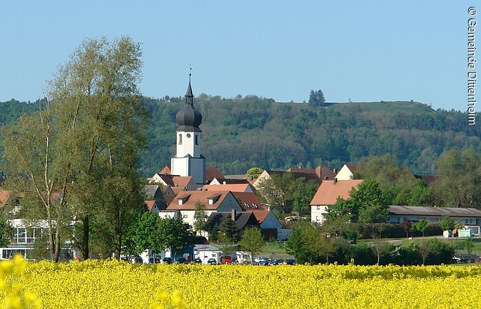 Kirche und gelber Berg.