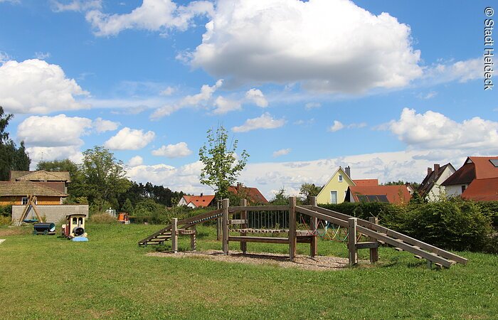 Holzwippe und einige andere Attraktionen am Spielplatz in Heideck.