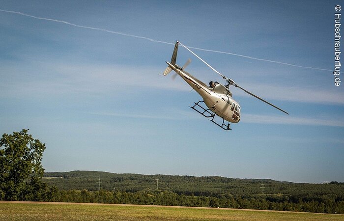 Hubschrauber landet.