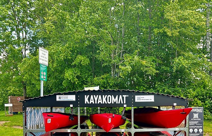 Self-Service Mietstation mit 
2 SUPs
3 Tandem-Kajaks
4 Solo-Kajaks